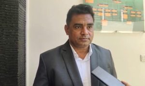 Kuasa Hukum tersangka M, Yanes Ramses Ngilamele, SH berikan keterangan pers kepada sejumlah wartawan – Surya Papua/IST