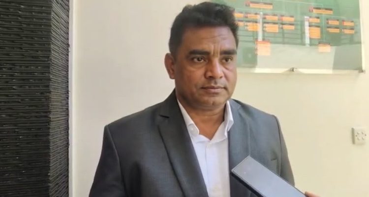 Kuasa Hukum tersangka M, Yanes Ramses Ngilamele, SH berikan keterangan pers kepada sejumlah wartawan – Surya Papua/IST