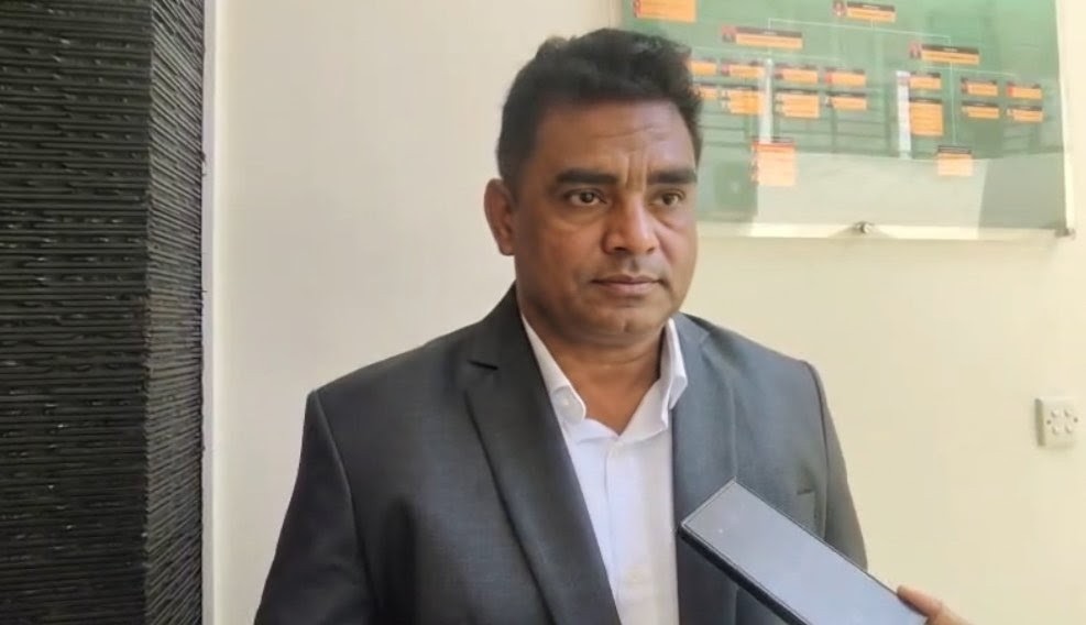 Kuasa Hukum tersangka M, Yanes Ramses Ngilamele, SH berikan keterangan pers kepada sejumlah wartawan – Surya Papua/IST