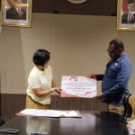 Penyerahan plakat oleh Asisten II Setda Merauke, Martha Bayu kepada Bupati Merauke, Yoseph Bladib Gebze – Surya Papua/Frans Kobun