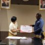 Penyerahan plakat oleh Asisten II Setda Merauke, Martha Bayu kepada Bupati Merauke, Yoseph Bladib Gebze – Surya Papua/Frans Kobun