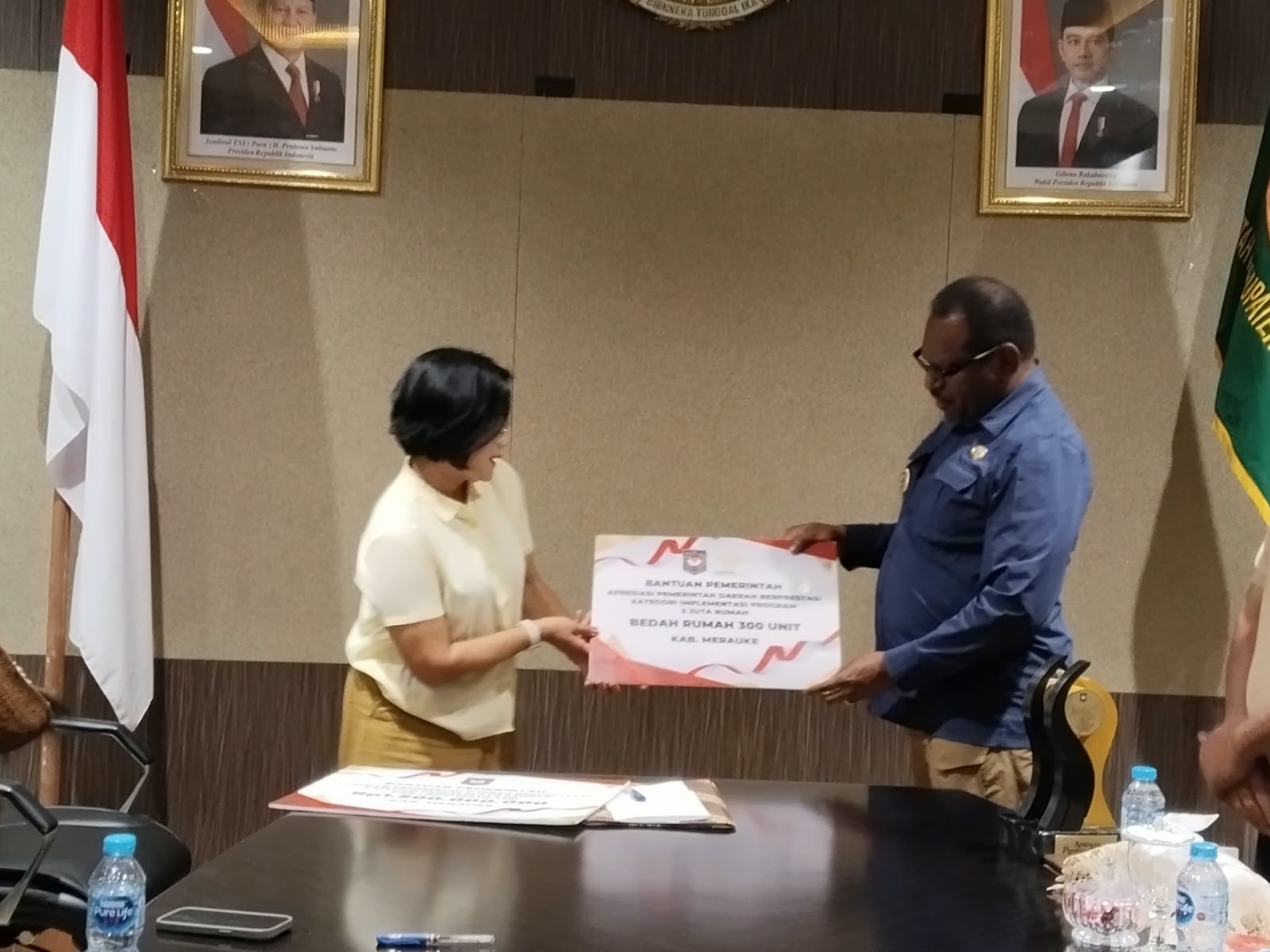 Penyerahan plakat oleh Asisten II Setda Merauke, Martha Bayu kepada Bupati Merauke, Yoseph Bladib Gebze – Surya Papua/Frans Kobun