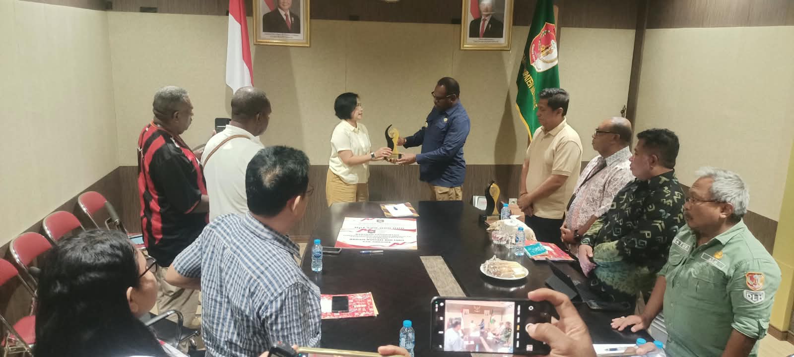 Suasana penyerahan bantuan atas prestasi yang diraih Pemkab Merauke disaksikan para pejabat – Surya Papua/Frans Kobun