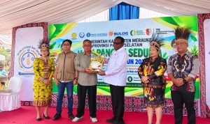 pre 1 Peluncuran produk unggulan beras oleh Bupati Merauke, Yoseph Bladib Gebze pada moment Hari Pangan Sedunia di halaman kantor bupati tadi pagi – Surya Papua/Frans Kobun