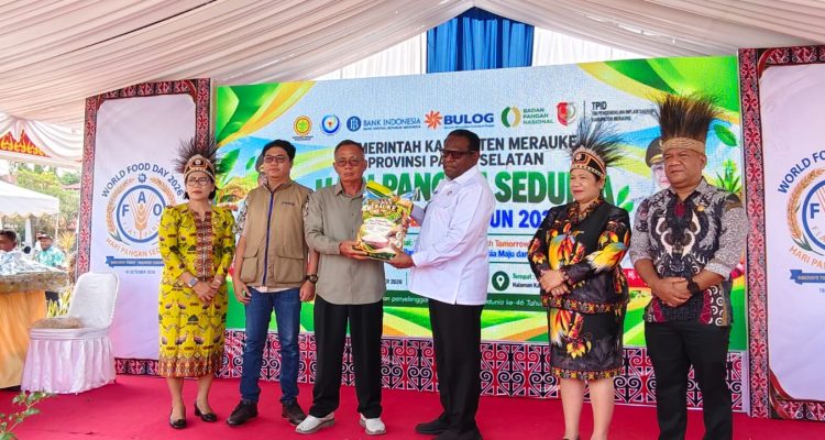 Peluncuran produk unggulan beras oleh Bupati Merauke, Yoseph Bladib Gebze pada moment Hari Pangan Sedunia di halaman kantor bupati tadi pagi – Surya Papua/Frans Kobun