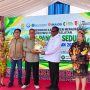Peluncuran produk unggulan beras oleh Bupati Merauke, Yoseph Bladib Gebze pada moment Hari Pangan Sedunia di halaman kantor bupati tadi pagi – Surya Papua/Frans Kobun