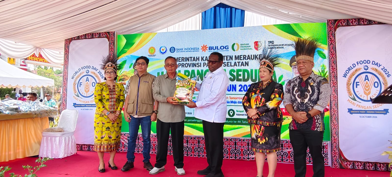 Peluncuran produk unggulan beras oleh Bupati Merauke, Yoseph Bladib Gebze pada moment Hari Pangan Sedunia di halaman kantor bupati tadi pagi – Surya Papua/Frans Kobun