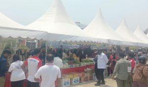 pre 2 Bupati Merauke, Yoseph Bladib Gebze saat meninjau arena UMKM dalam moment Hari Pangan Sedunia – Surya Papua/Frans Kobun