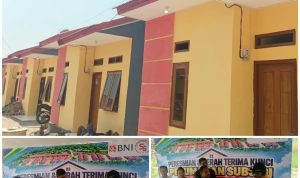 Penyerahan kunci rumah subsidi oleh Bupati Merauke, Yoseph Bladib Gebze kepada salah seorang penghuni – Surya Papua/Frans Kobun