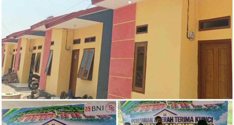 Penyerahan kunci rumah subsidi oleh Bupati Merauke, Yoseph Bladib Gebze kepada salah seorang penghuni – Surya Papua/Frans Kobun