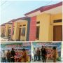 Penyerahan kunci rumah subsidi oleh Bupati Merauke, Yoseph Bladib Gebze kepada salah seorang penghuni – Surya Papua/Frans Kobun