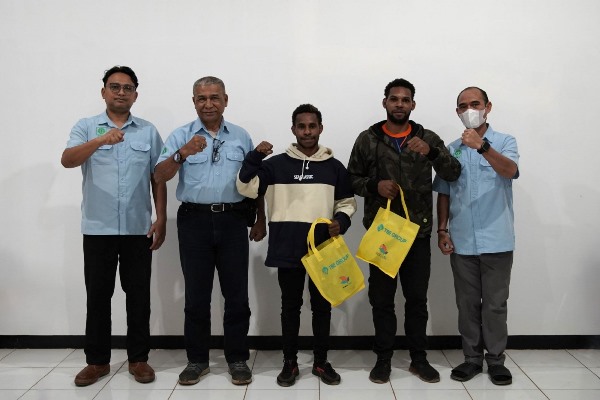 Foto pimpinan TSE Group bersama dua anak marga yang mendapatkan beasiswa – Surya Papua/IST