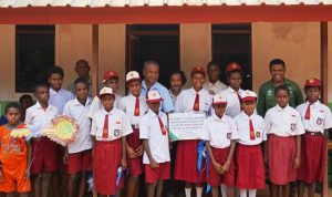 rumsi satu PT Papua Agro Lestari bersama anak - anak sekolah yang tinggal di beberapa kampung perbatasan bersama masyarakat meresmikan rumah singgah untuk anak sekolah- Surya Papua/IST