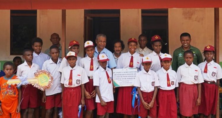 PT Papua Agro Lestari bersama anak - anak sekolah yang tinggal di beberapa kampung perbatasan bersama masyarakat meresmikan rumah singgah untuk anak sekolah- Surya Papua/IST