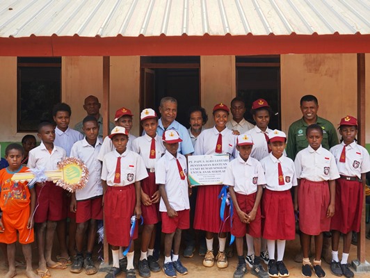 PT Papua Agro Lestari bersama anak - anak sekolah yang tinggal di beberapa kampung perbatasan bersama masyarakat meresmikan rumah singgah untuk anak sekolah- Surya Papua/IST