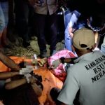Korban sedang dievakuasi polisi bersama masyarakat setempat – Surya Papua/IST