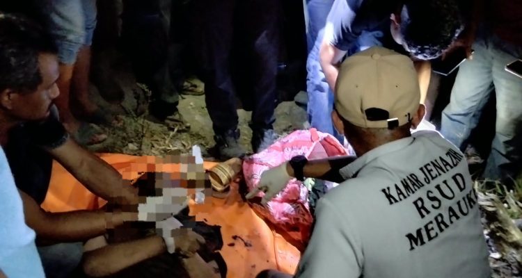 Korban sedang dievakuasi polisi bersama masyarakat setempat – Surya Papua/IST