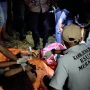 Korban sedang dievakuasi polisi bersama masyarakat setempat – Surya Papua/IST