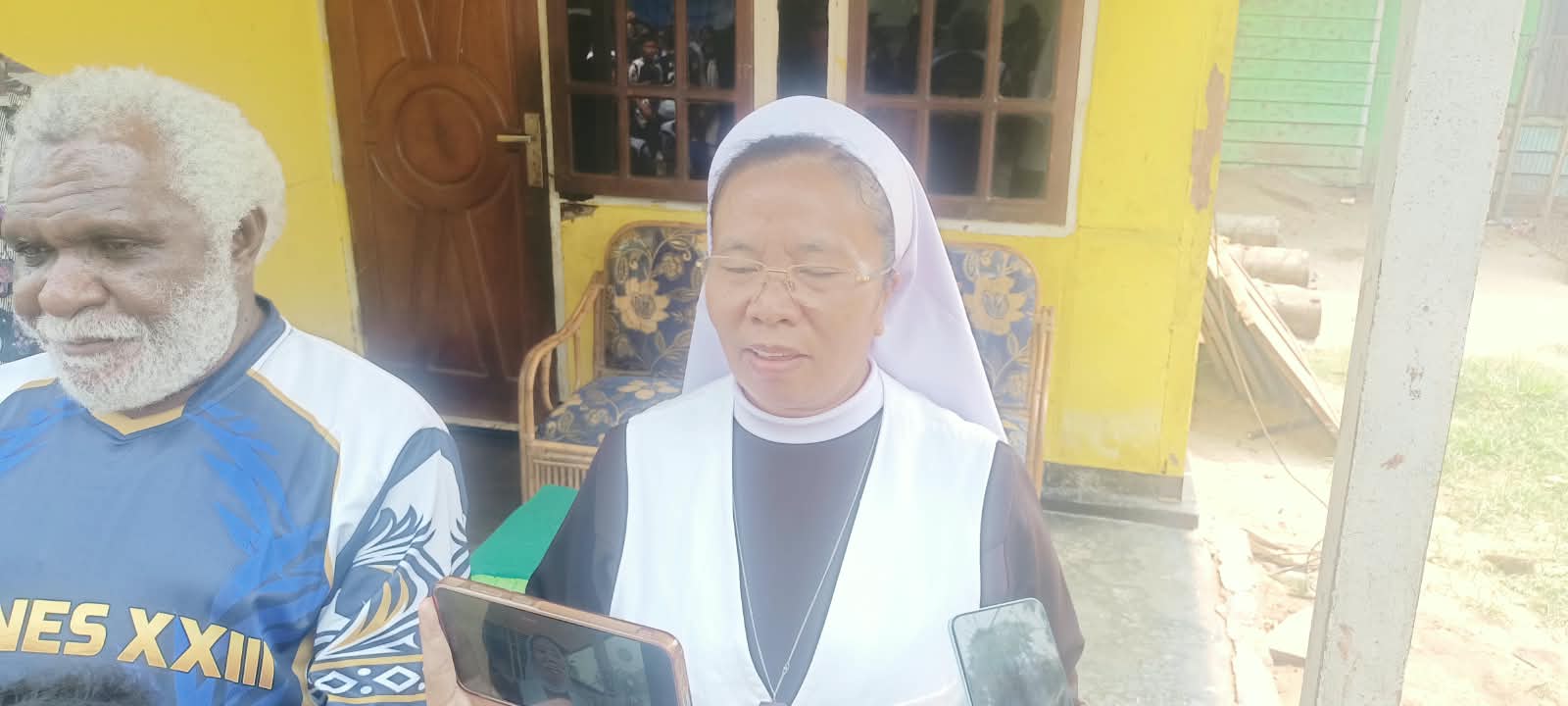 Kepala Sekolah SMP YPPK Yohanes XXIII Merauke, Sr. Romasi Sihombing – Surya Papua/Frans Kobun