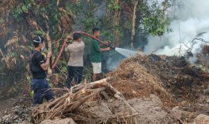 Tim Gabungan sedang melakukan pemadaman api di Kurik – Surya Papua/IST