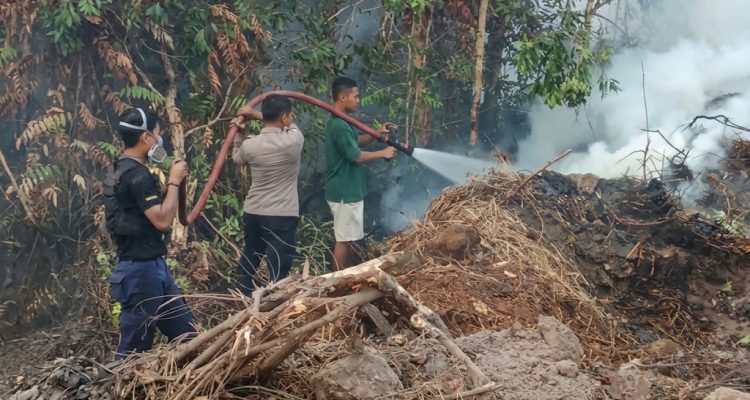 Tim Gabungan sedang melakukan pemadaman api di Kurik – Surya Papua/IST