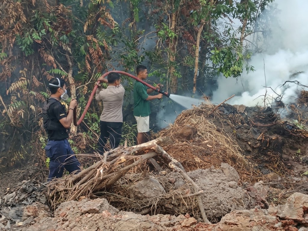 Tim Gabungan sedang melakukan pemadaman api di Kurik – Surya Papua/IST