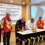 Penandatanganan kerjasama antara Uncen dan TSE Group di kampung Uncen Jayapura – Surya Papua/IST