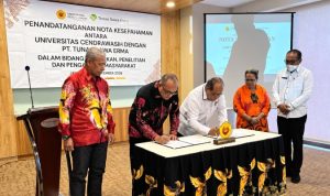 tandatangan 1.jpg--- Penandatanganan kerjasama antara Uncen dan TSE Group di kampung Uncen Jayapura – Surya Papua/IST