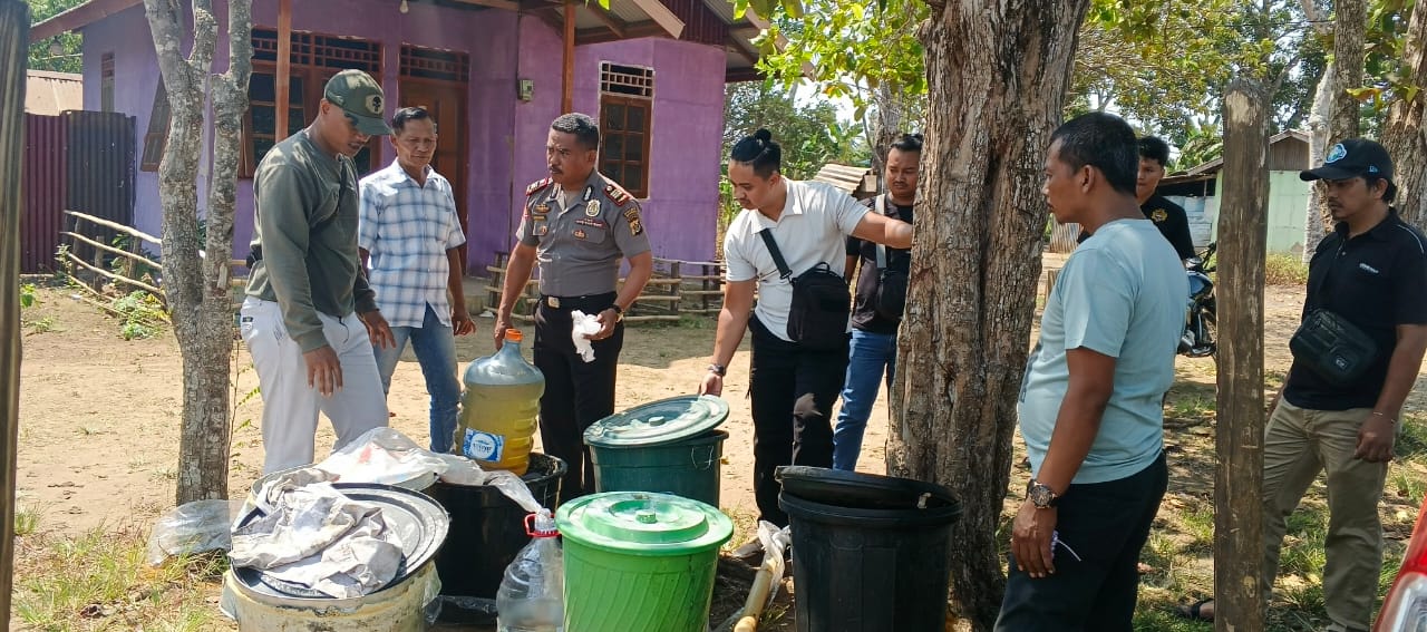 Sejumkah peralatan yang disita aparat kepolisian pasca penggerebekan lokasi produksi sopi di Jalan Bupul-Kelapa Lima – Surya Papua/IST