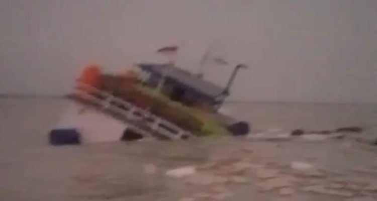 KM Putra Harapan yang tenggelam di muara kali Maro – Surya Papua/IST